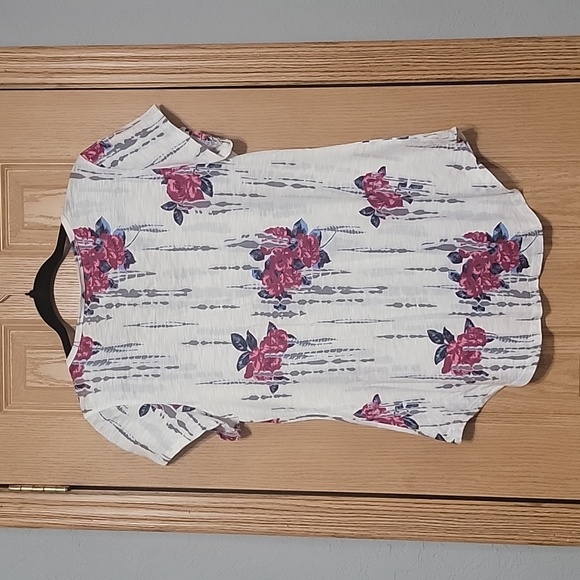 24/7 Maurices Med. White Top Pink Blue Gray Floral Flowers Strappy V-Neck cutout - Picture 4 of 5